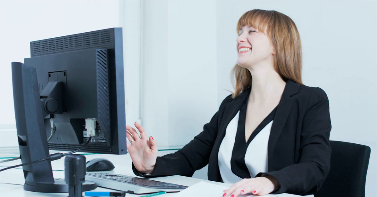 candidato acima do limite de idade no concurso da PM, imagem de mulher sorrindo em frente à tela do computador
