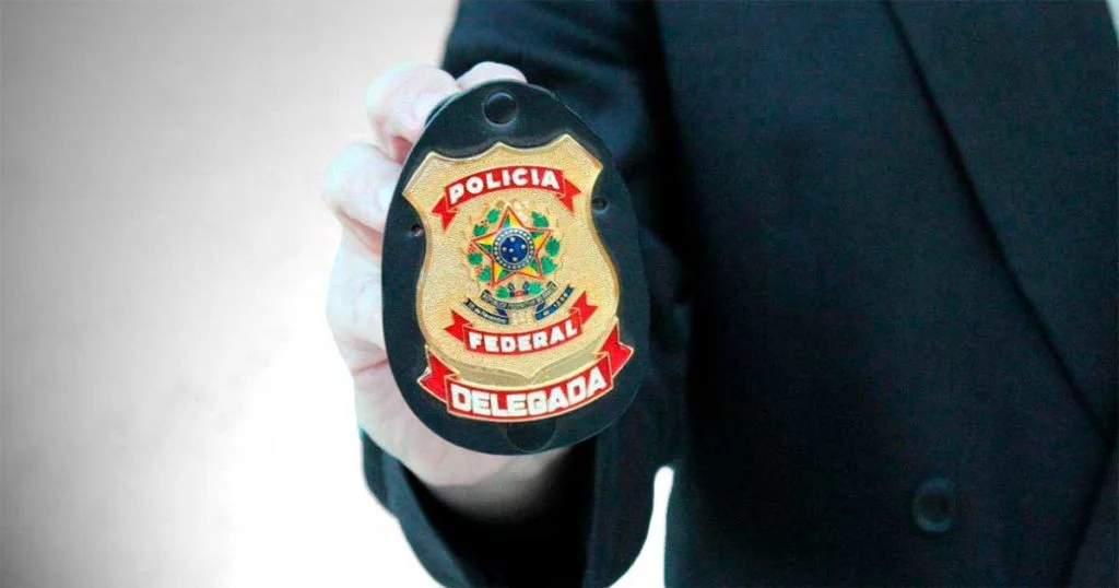 Teste físico, imagem do distintivo da Polícia Federal Delegada.