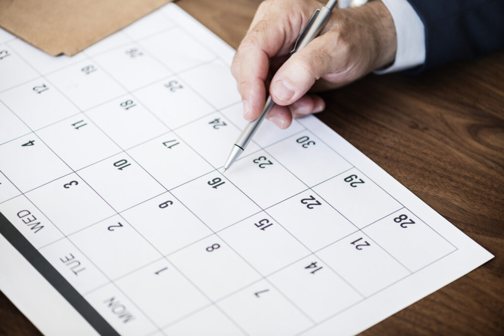 homem apontando no calendário, anular um PAD