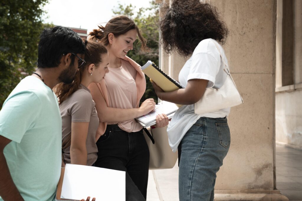 como saber se sou pardo, colegas com cadernos nas mãos