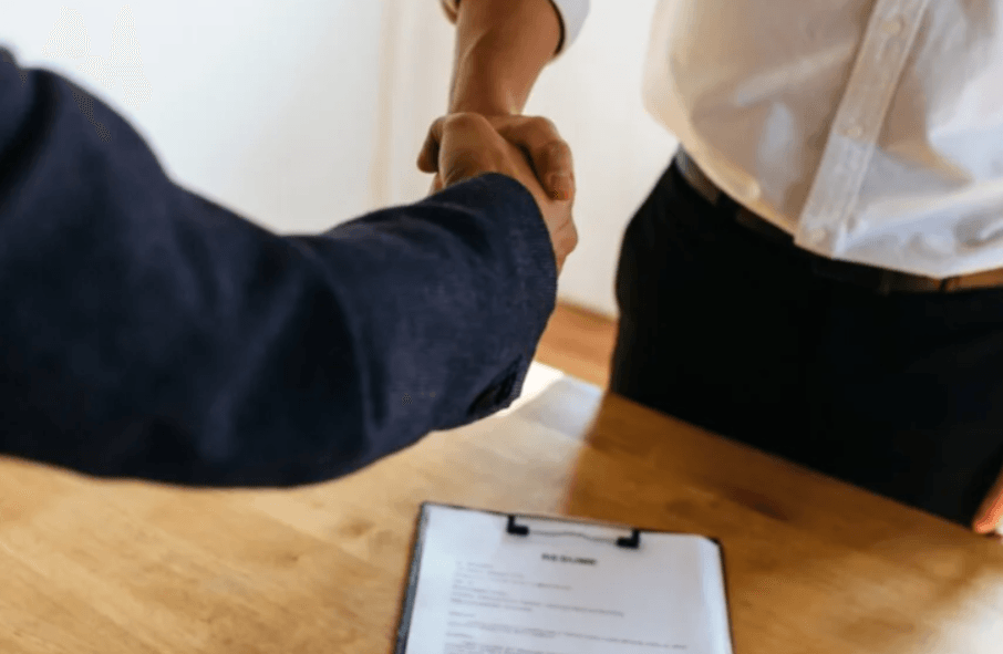 Regime estatutário: advogado e cliente apertando as mãos.