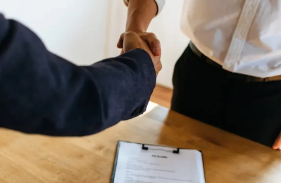 Regime estatutário: advogado e cliente apertando as mãos.