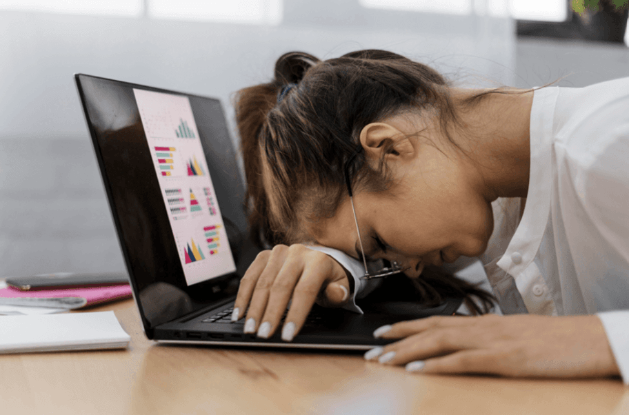 PAD por desídia: mulher debruçada sobre o laptop.