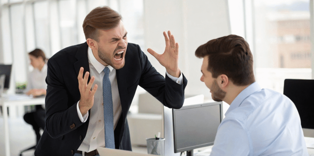 Homem discutindo no trabalho fazendo referência à PAD por quebra de hierarquia.