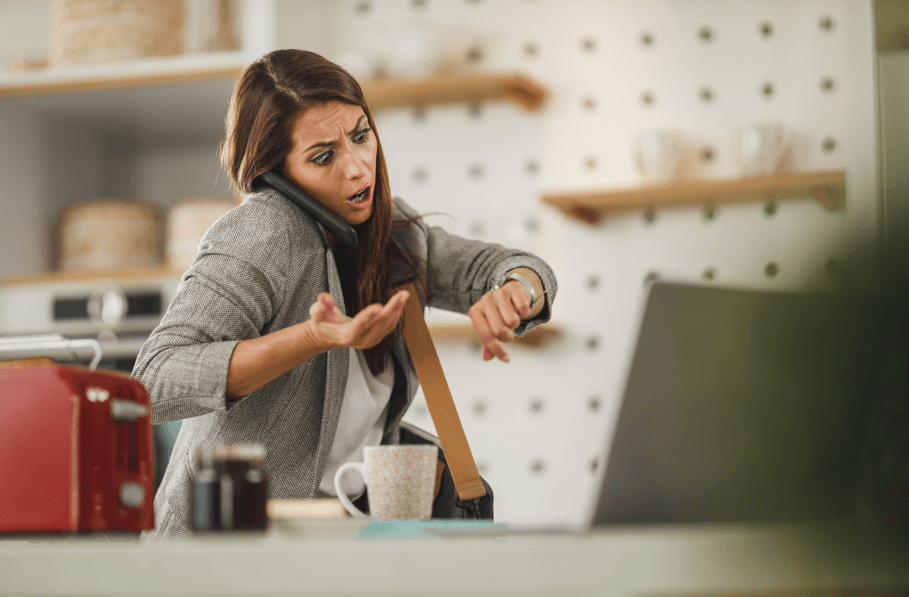 Servidor pode ser punido mesmo sem dolo: mulher olhando no relógio com expressão espantada.