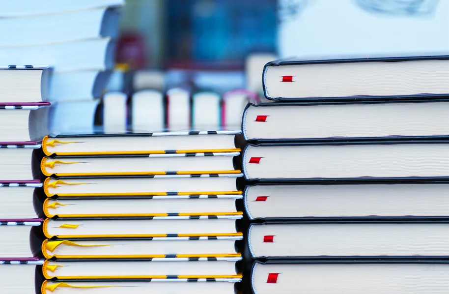 Livros sobre leis administrativas representando o conhecimento de um advogado especialista em PAD.