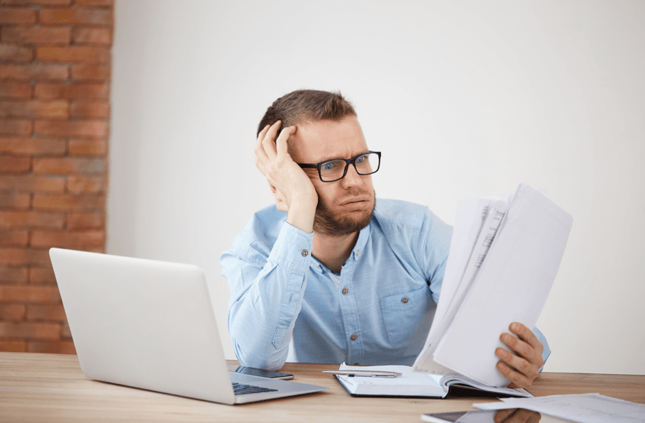 Homem cansado de um PAD injusto olhando para um papel.