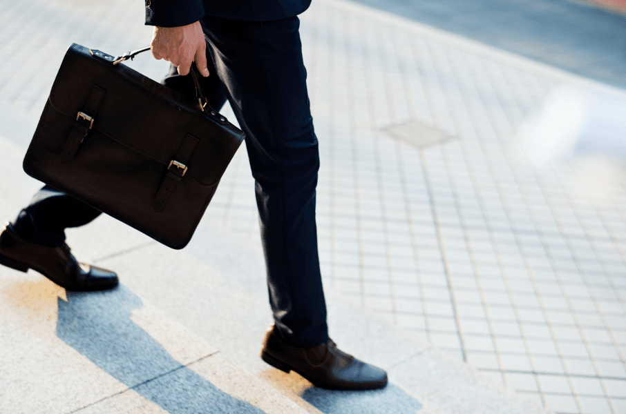 Reverter uma demissão por PAD: homem carregando sua maleta de trabalho.