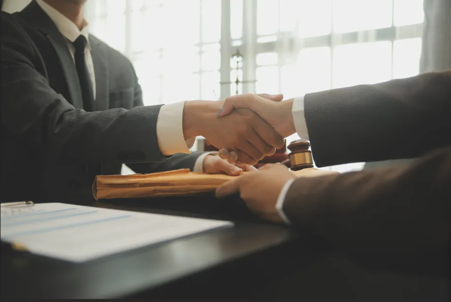 Advogado na sindicância: Advogado cumprimentando o cliente: