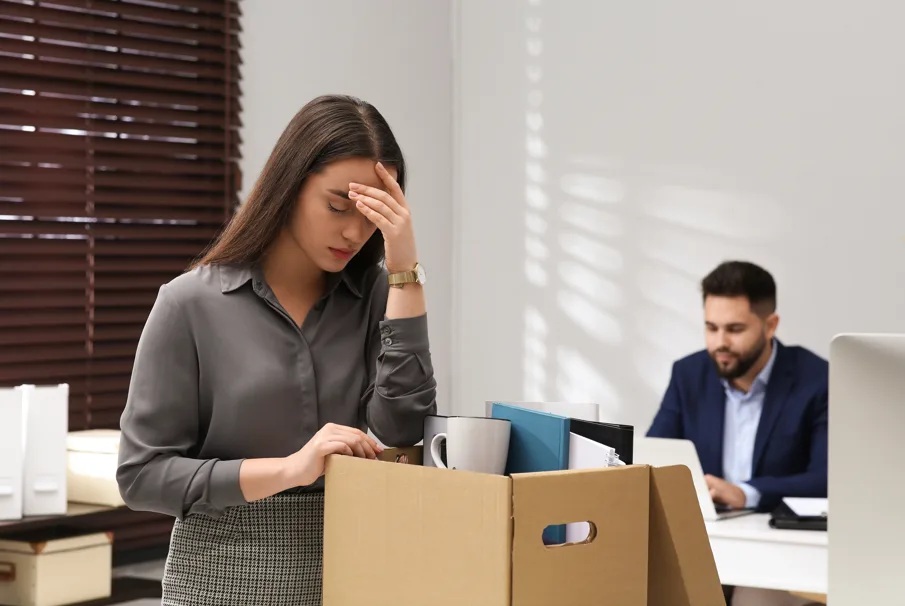 Mulher sendo demitida fazendo referência à punição de PAD sem advogado especialista em PAD.