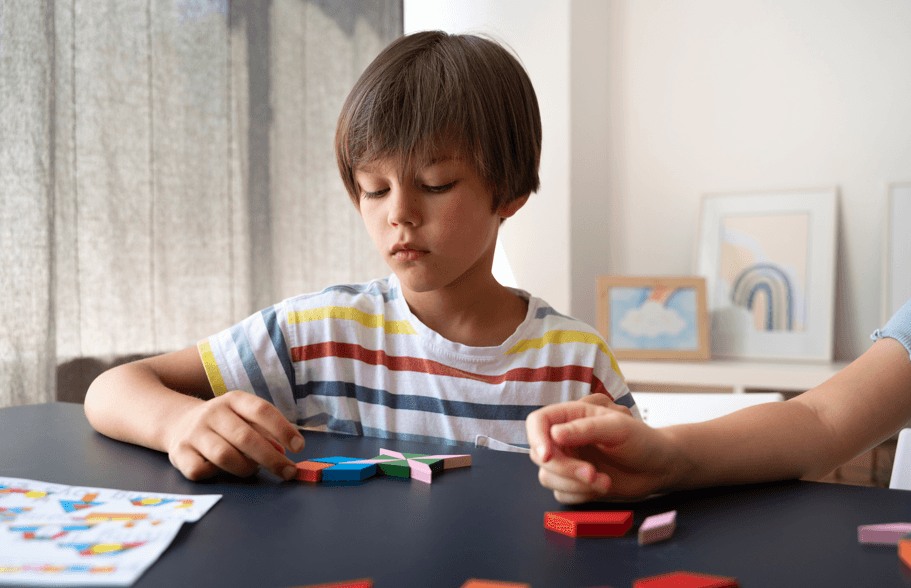 Remoção de Servidor por Motivo de Saúde de filho autista: menino no consultório.