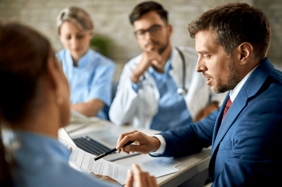 Um médico e um advogado conversando fazendo referência a conseguir remoção por motivo de saúde.
