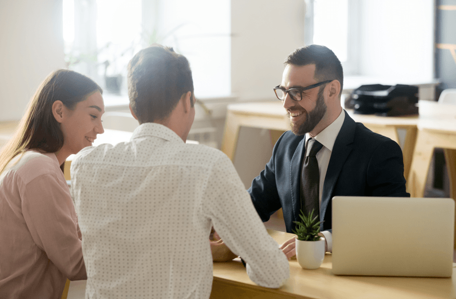 Advogado dando assistência jurídica para casal, fazendo referência à Remoção de Servidor por Motivo de Saúde de filho autista.
