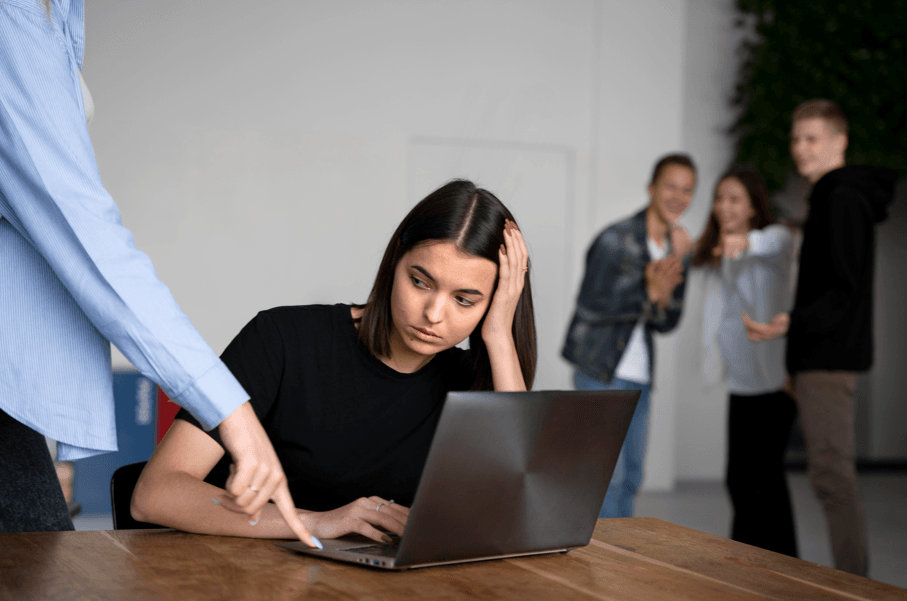 Mulher sendo acusada por colegas, fazendo referência à Assédio Moral no serviço público.