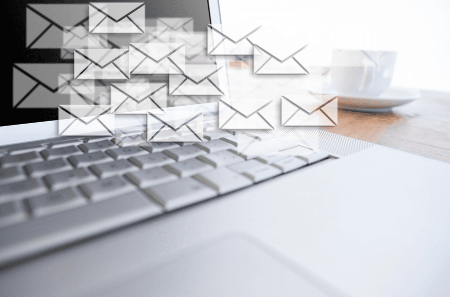 Mensagens que flutuam ao lado de um laptop, fazendo referência a e-mails com tom de assédio moral.