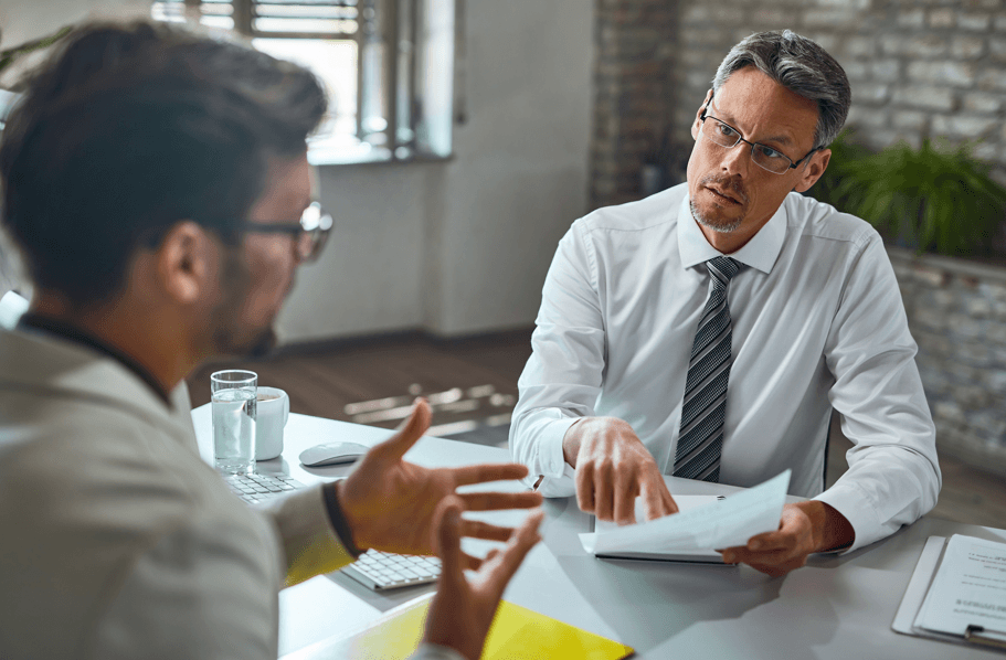 Cliente conversando com advogado, fazendo referência a conseguir remoção por motivo de saúde.