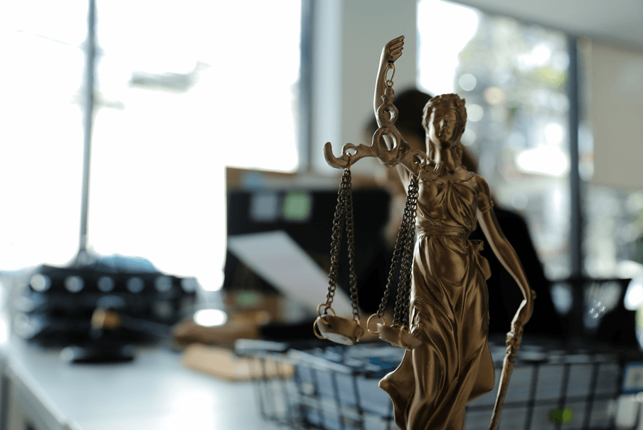 Balança da justiça, fazendo referência à jurisprudência no direito ao contraditório na sindicância administrativa.