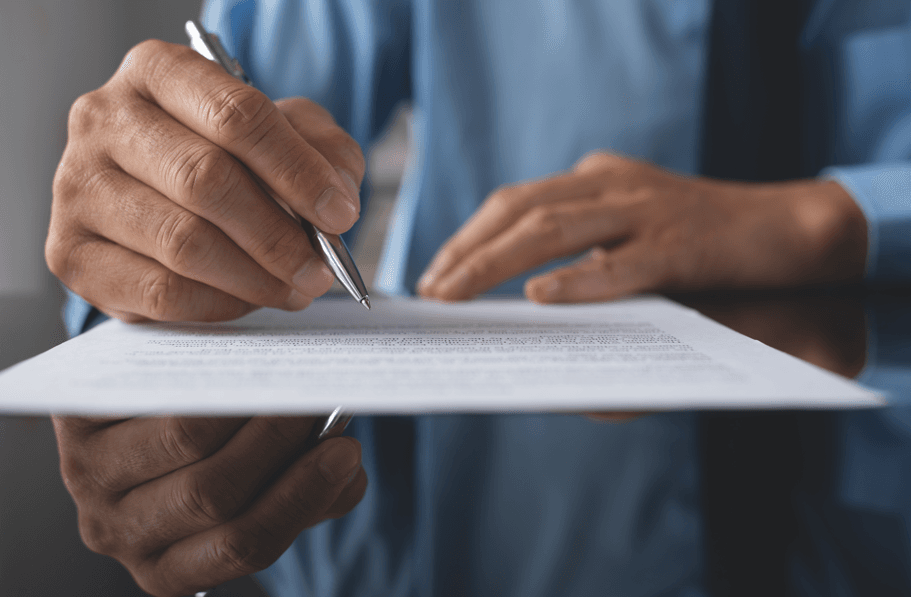 Homem com uma caneta sobre um documento fazendo referência a anular um PAD injusto.