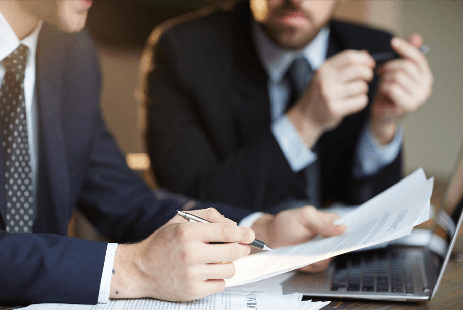 PAD por incontinência pública: advogado e cliente conversando sobre os argumentos de defesa.