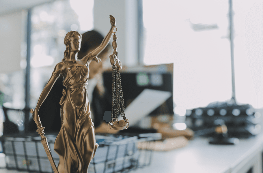 Processo Administrativo Disciplinar direitos: estátua da justiça sobre a mesa.