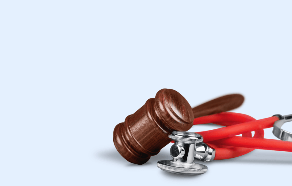 Tratamento médico adequado: martelo de madeira e estetoscópio no fundo.