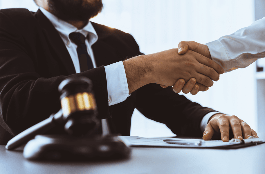 PAD por incontinência pública: advogado e cliente cumprimentando-se.