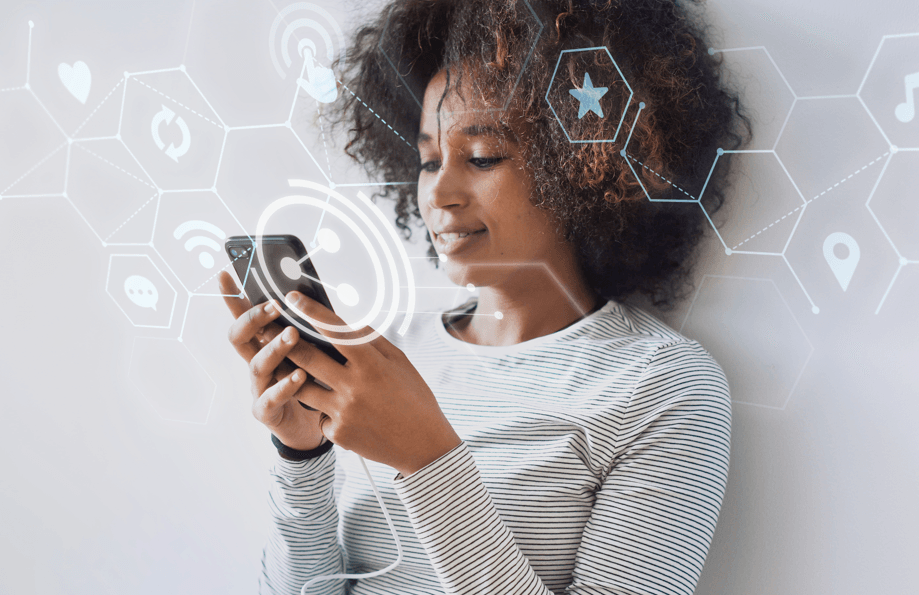 Mulher mexendo no celular e ícones de redes sociais no ar, fazendo referência ao mundo digital na conduta inadequada do servidor público.