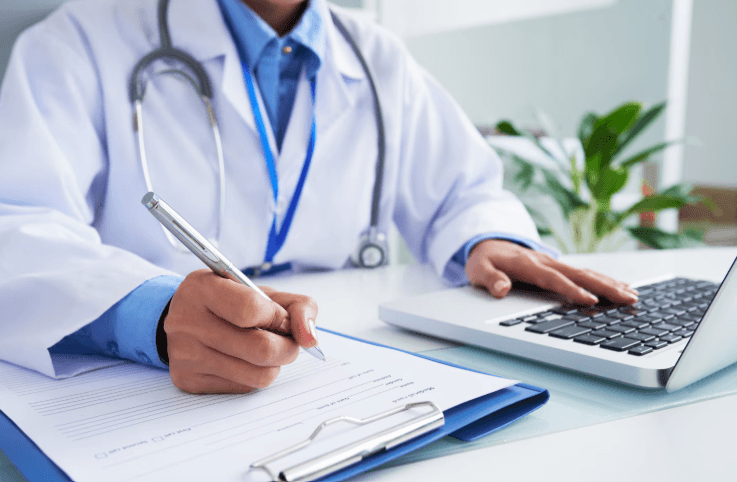 Teletrabalho negado: médico escrevendo laudo para paciente.