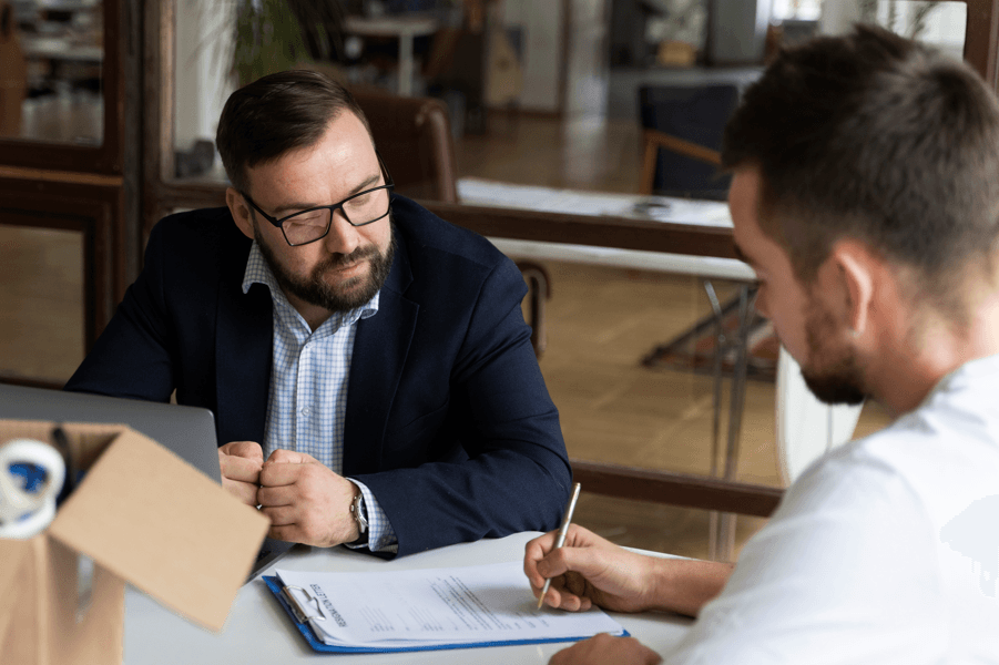 Conduta inadequada do servidor público: servidor público conversando com seu advogado em busca de proteção.