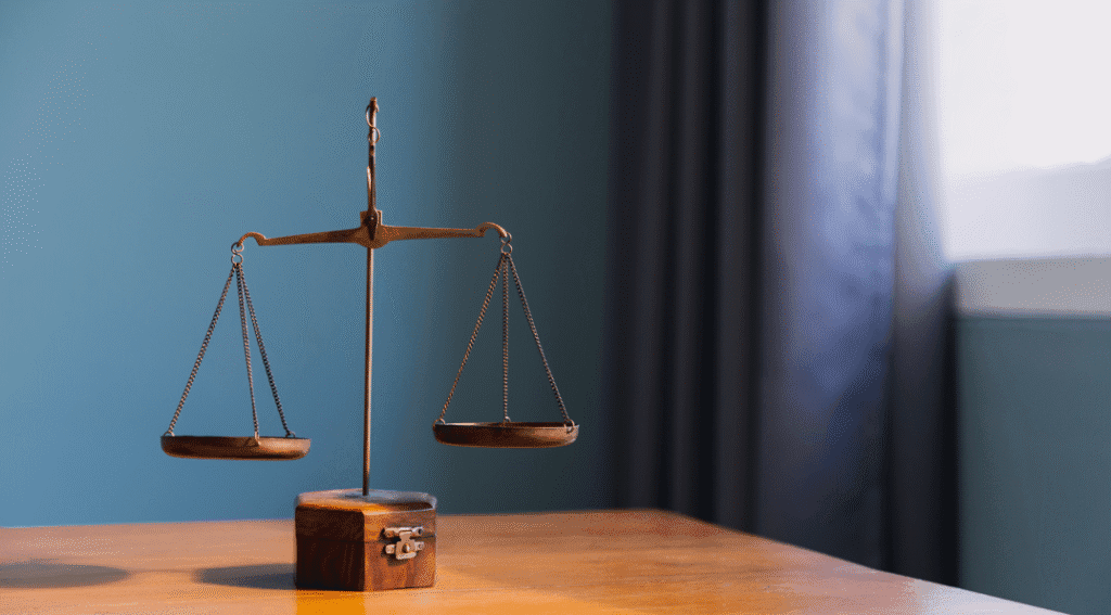 Lei de improbidade administrativa: balança da justiça equilibrada sobre a mesa.