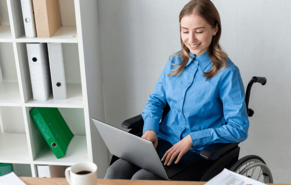 Teletrabalho negado: mulher cadeirante trabalhando de forma remota.