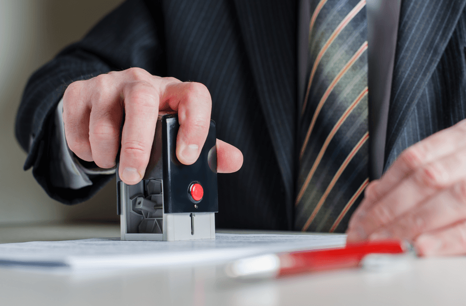 Sindicância no serviço público: advogado carimbando um papel.