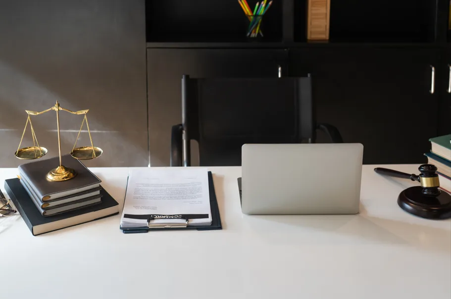 Mesa de advogado simbolizando procurar ajuda na justiça após atestado psiquiátrico negado.