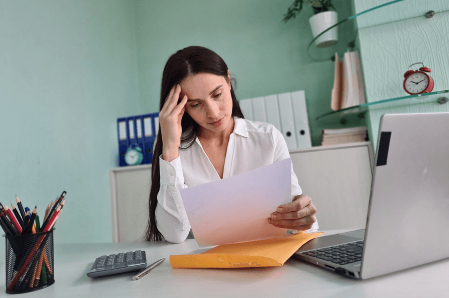 Defesa no PAD: mulher lendo documento preocupada.
