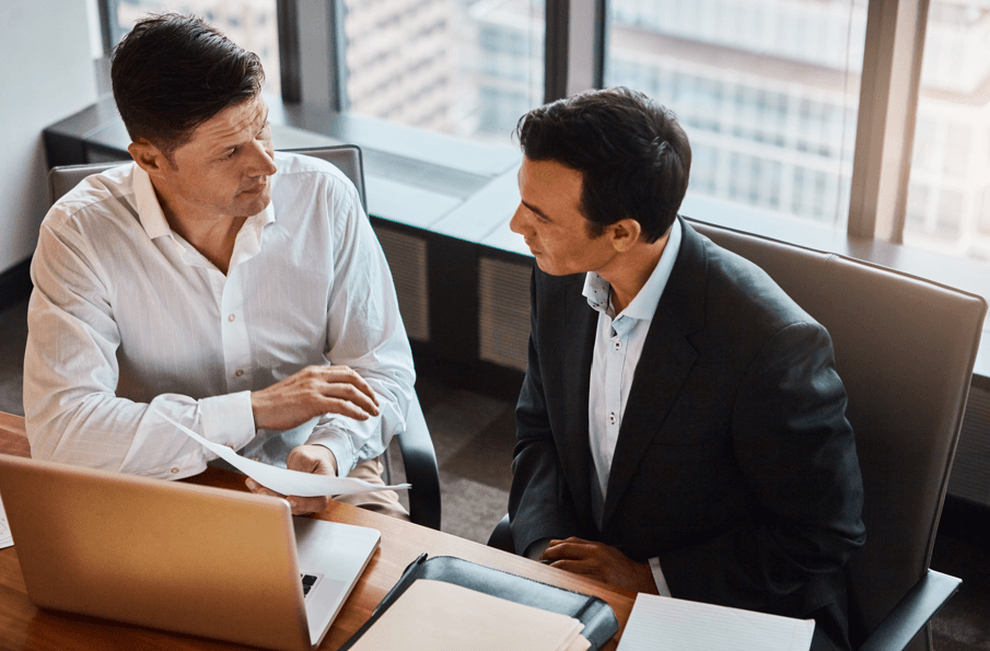 Defesa no PAD: cliente e advogado conversando.