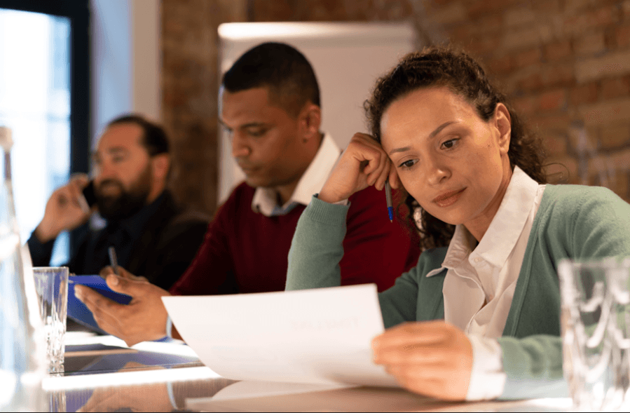 Como funciona o PAD: comissão reunida analisando documentos.