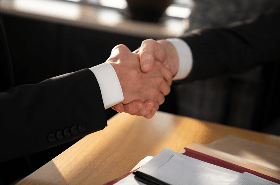 Como funciona o PAD: cliente apertando a mão do advogado.
