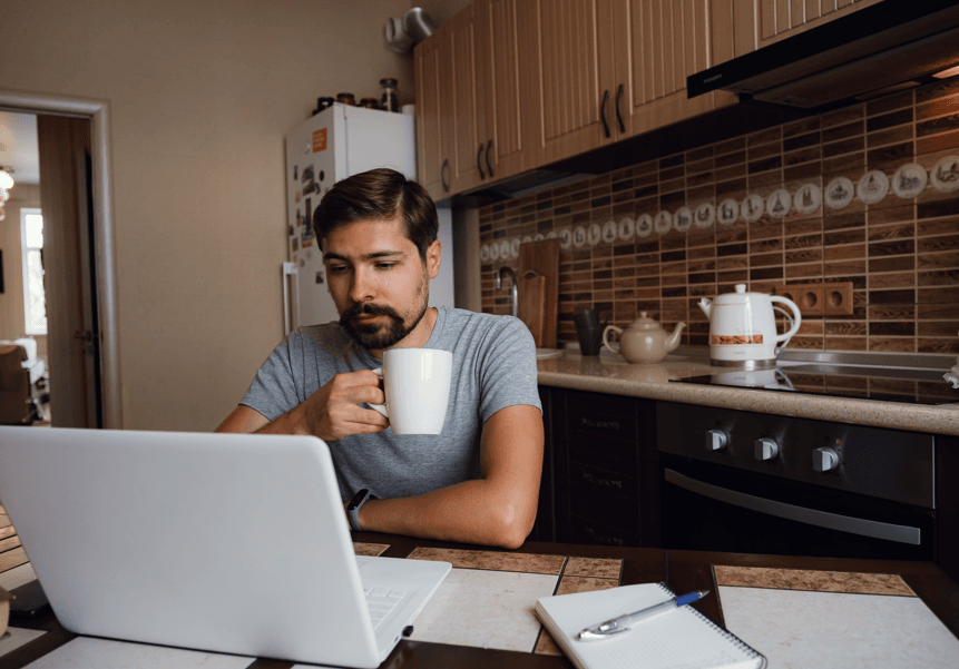Teletrabalho para servidores públicos por motivo de saúde: homem trabalhando na cozinha de sua casa.