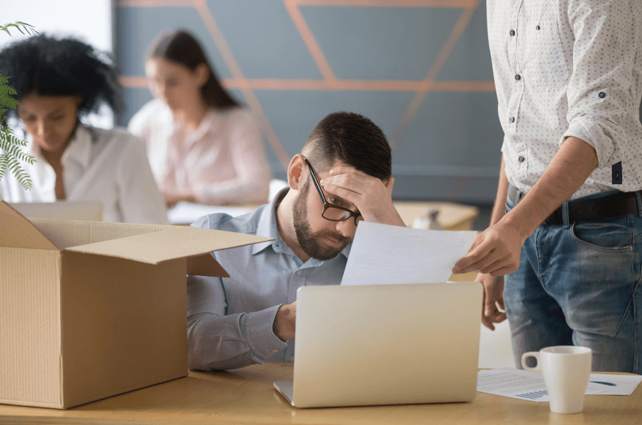 é possível escapar de um PAD: funcionário recebendo demissão.