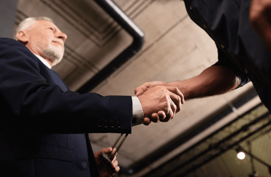 é possível escapar de um PAD: advogado e cliente apertando as mãos.