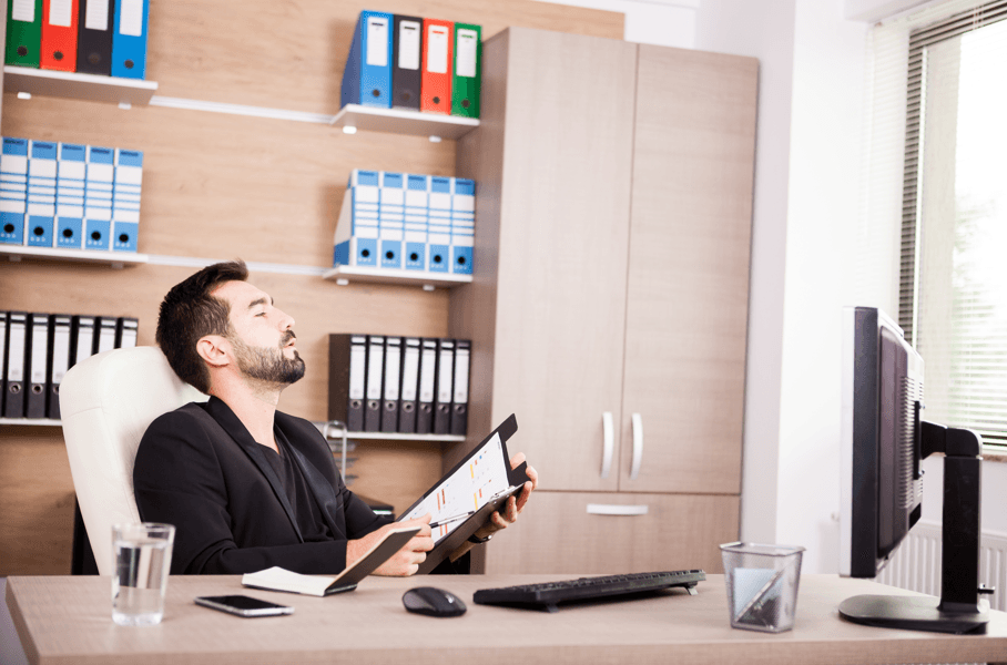 É possível escapar de um PAD: homem no escritório sentado na cadeira.