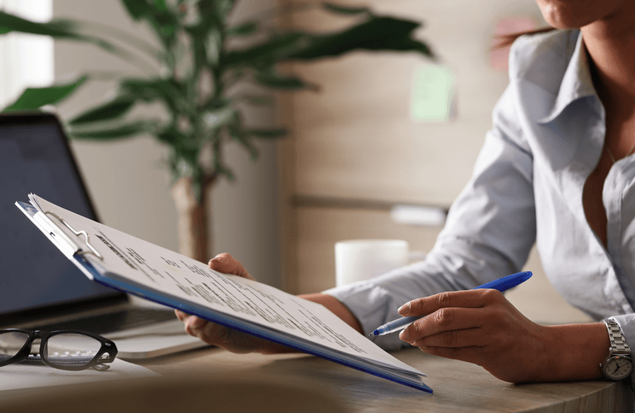 Remoção por motivo de saúde do servidor público pedido: mulher com papel e caneta em mãos.