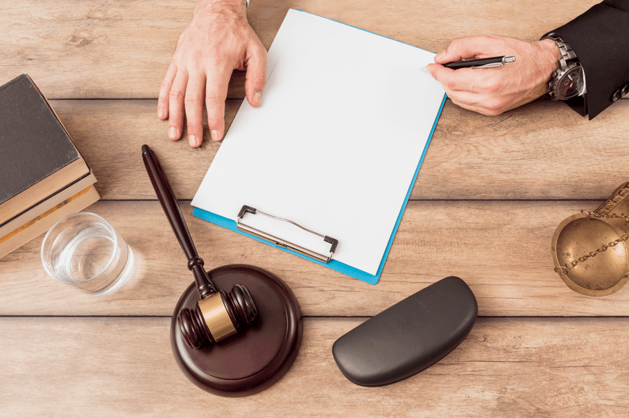 Remoção por motivo de saúde do servidor público: pedido sendo escrito com a ajuda de um advogado.