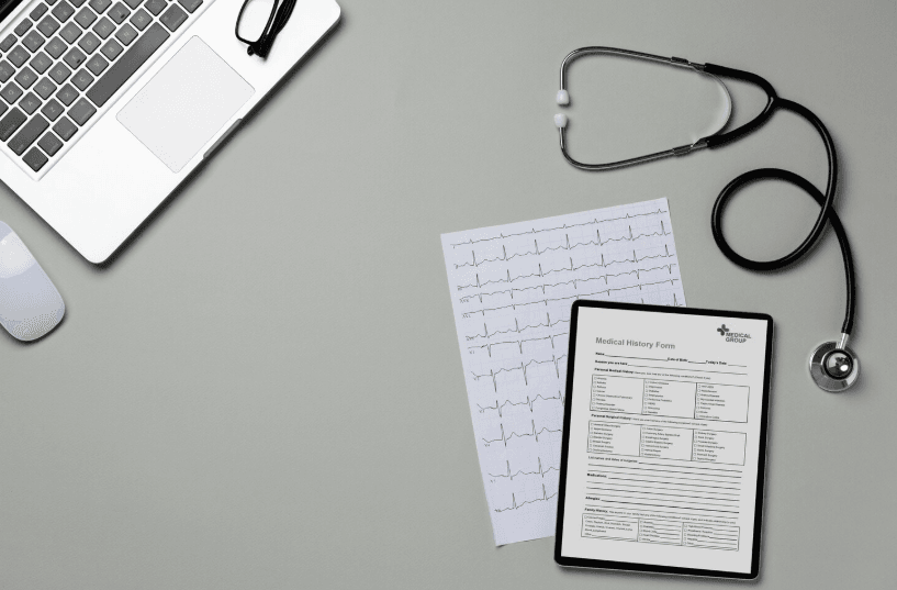 Remoção por motivo de saúde do servidor público pedido: formulário médico do paciente sobre a mesa com laptop e estetoscópio ao lado.