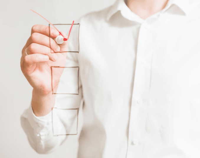 Remoção por motivo de saúde do servidor público pedido: mulher marcando caixa de seleção com marcador vermelho.