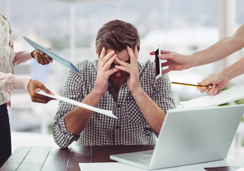 Como provar que a depressão do servidor público foi causada pelo trabalho: homem sofrendo pressão no trabalho.