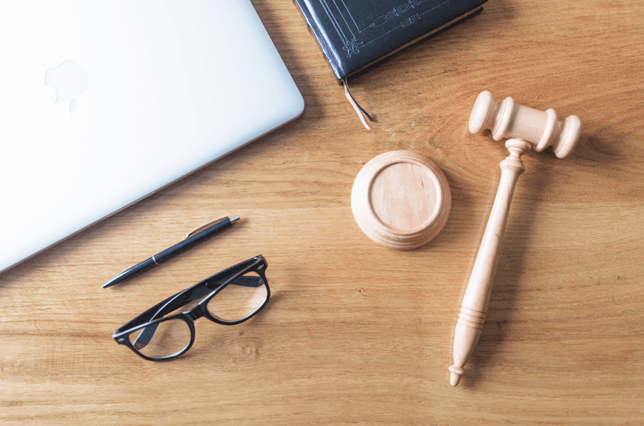 Reformatio in pejus no PAD: mesa de trabalho com martelo de juiz.