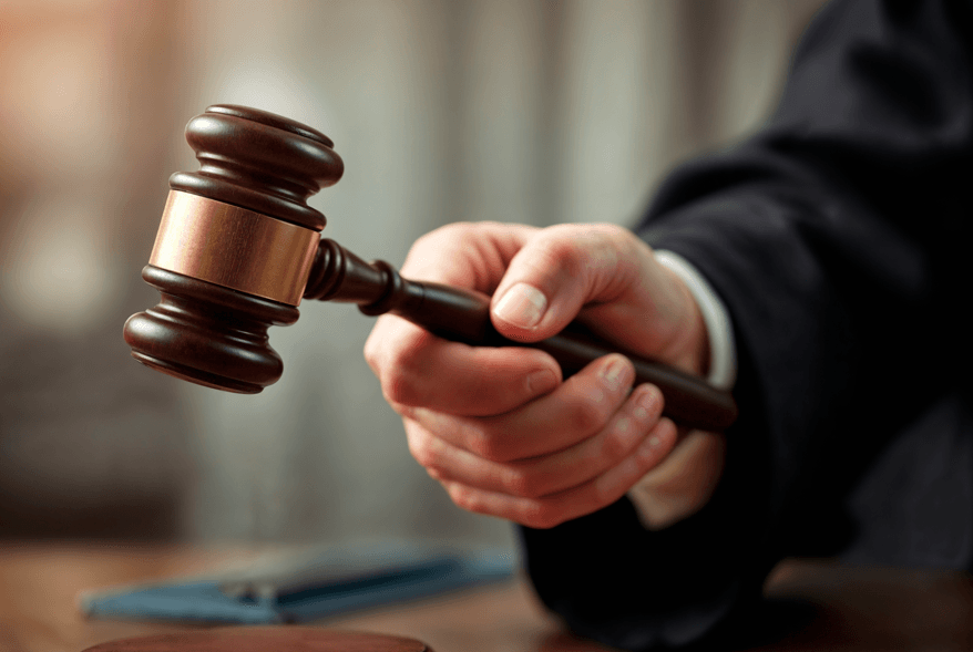 Reformatio in pejus no PAD: mão segurando martelo da justiça.