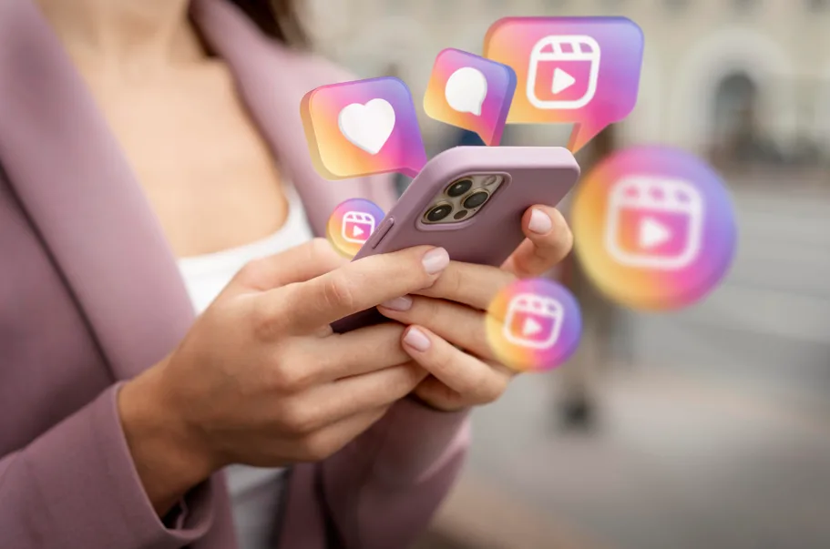 Assédio sexual no serviço público: mulher mexendo no celular e ícones de redes sociais saltando do aparelho.