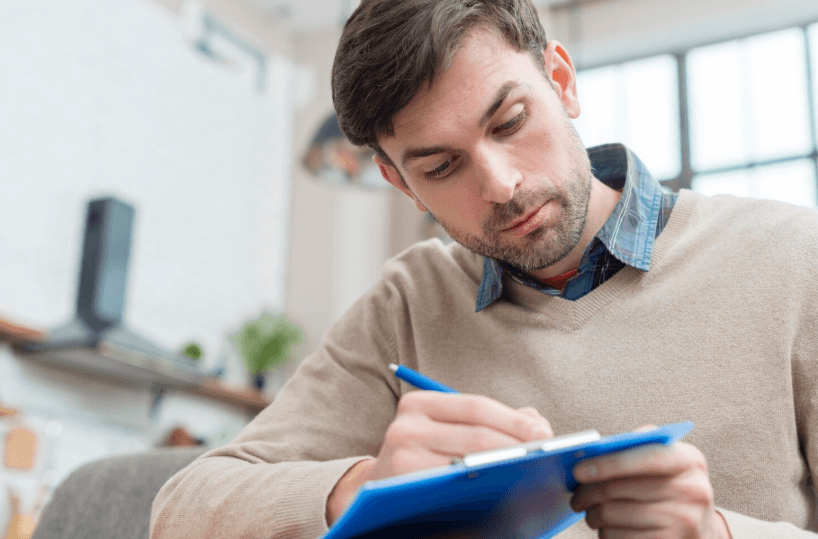 Remoção por Motivo de Saúde do Servidor Público: servidor escrevendo pedido de remoção simplificado.